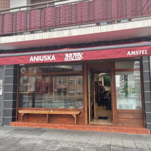 Foto del exterior de la taberna Ahizpak